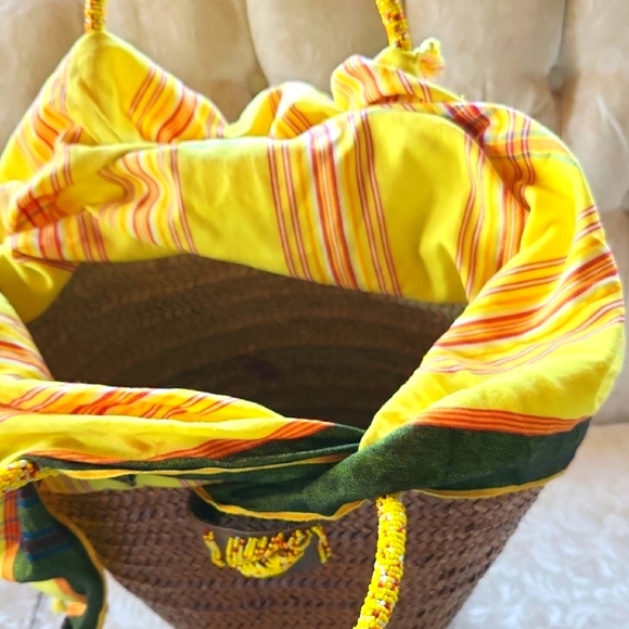 African Picnic Basket In Yellow and Brown Woven with Natural Fiber‎ Handles - Picture 4 of 6